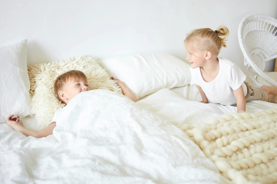 Ab wann dürfen die Kleinen endlich ohne Gitter im Bett schlafen? Ein ehrlicher Leitfaden für gestresste Eltern